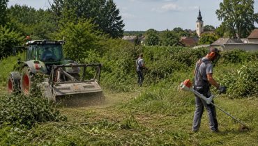 Bozótirtás, fűkaszálás és területrendezés nagyobb zöldterületeken modern gépekkel